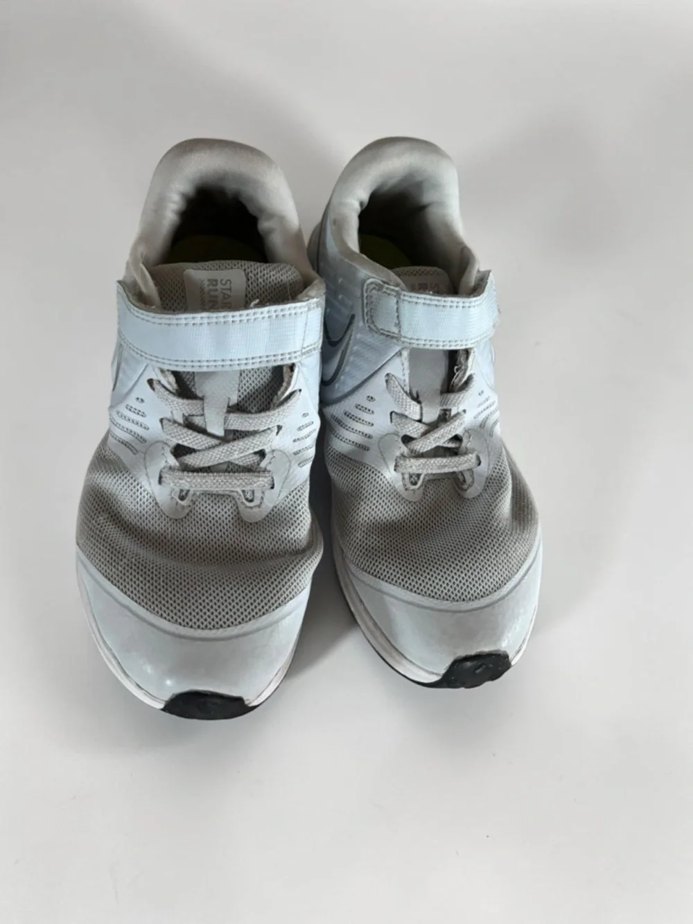 Nike Kids Sneakers Size 2Y White Running Shoes Athletic Velcro - Picture 3 of 7